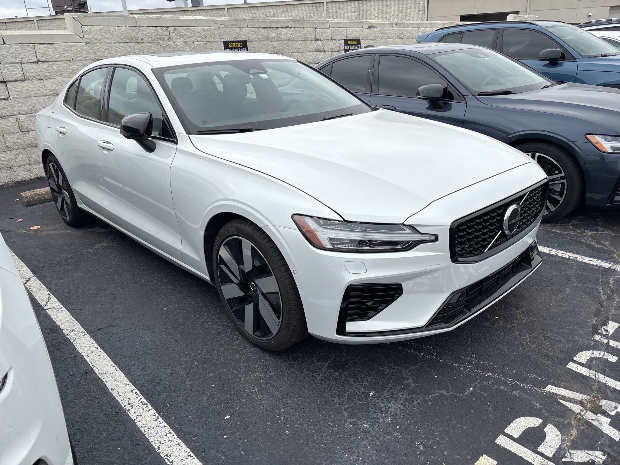 2025 Volvo S60 T8 Plus photo 3