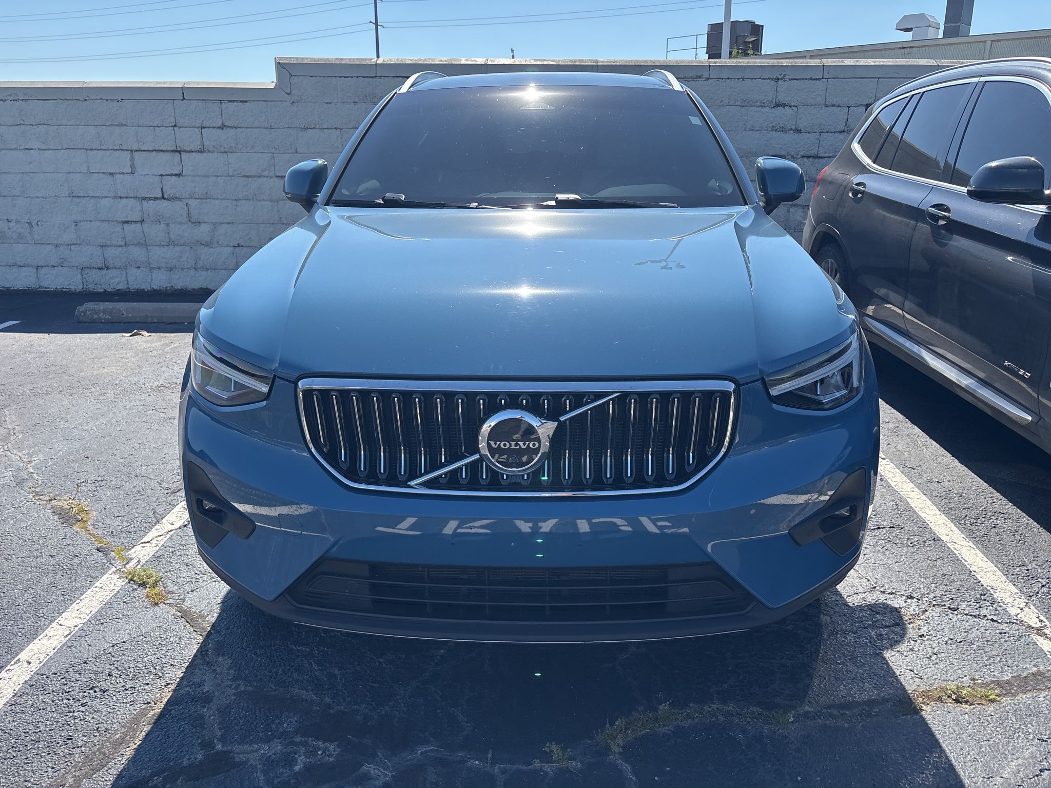 2023 Volvo XC40 Ultimate photo 2