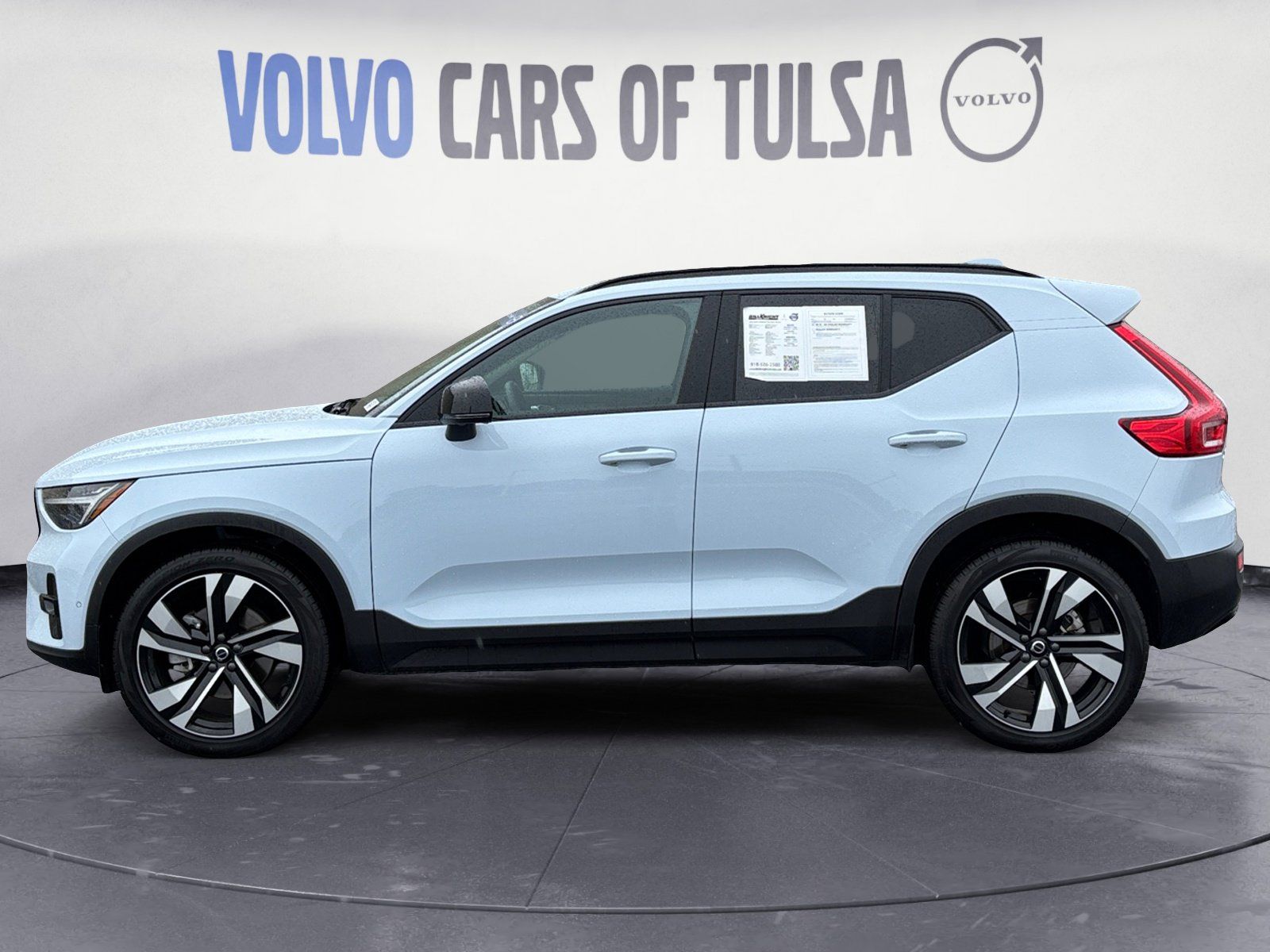 2025 Volvo XC40 AWD Plus photo 2