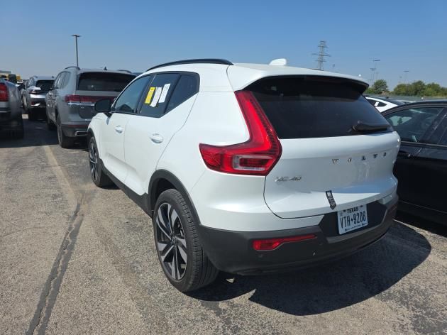 2025 Volvo XC40 Plus photo 4