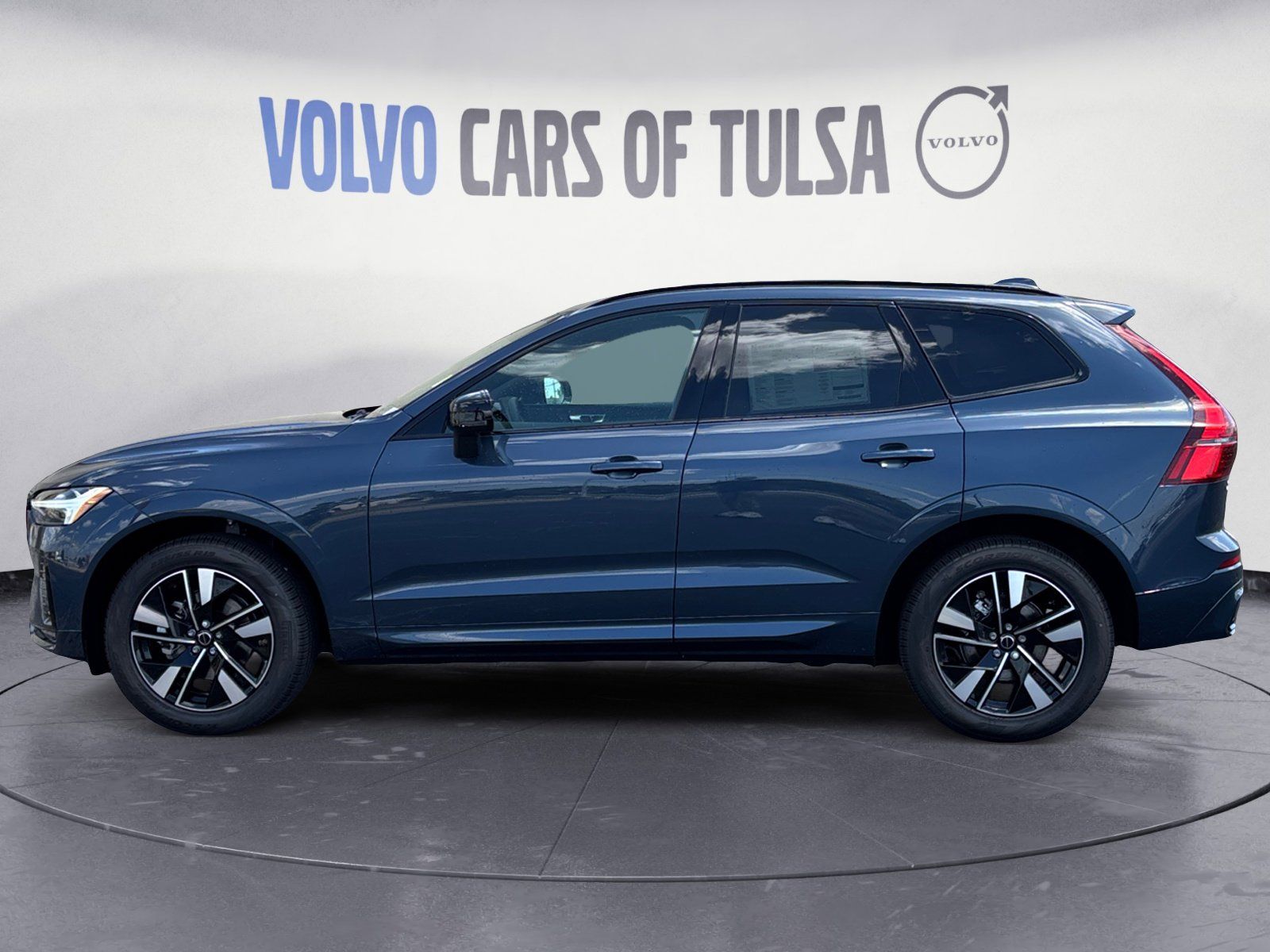 2026 Volvo XC60 B5 Core photo 2