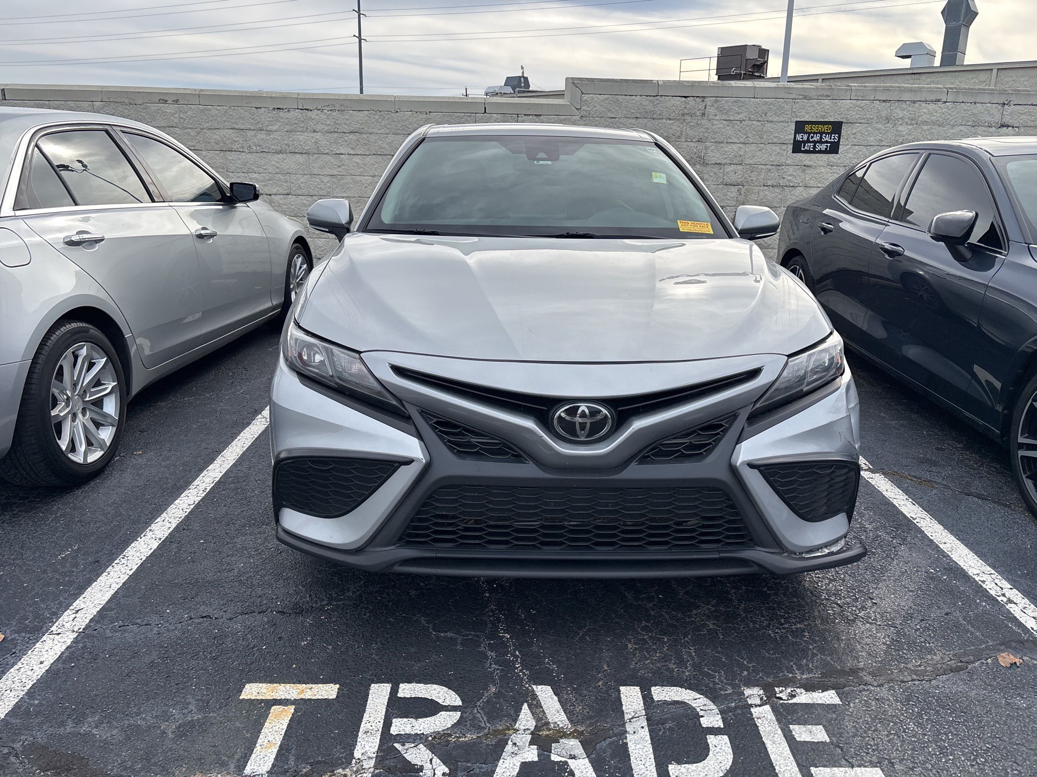 2022 Toyota Camry SE photo 2