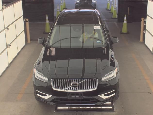 2025 Volvo XC90 B5 Core photo 2