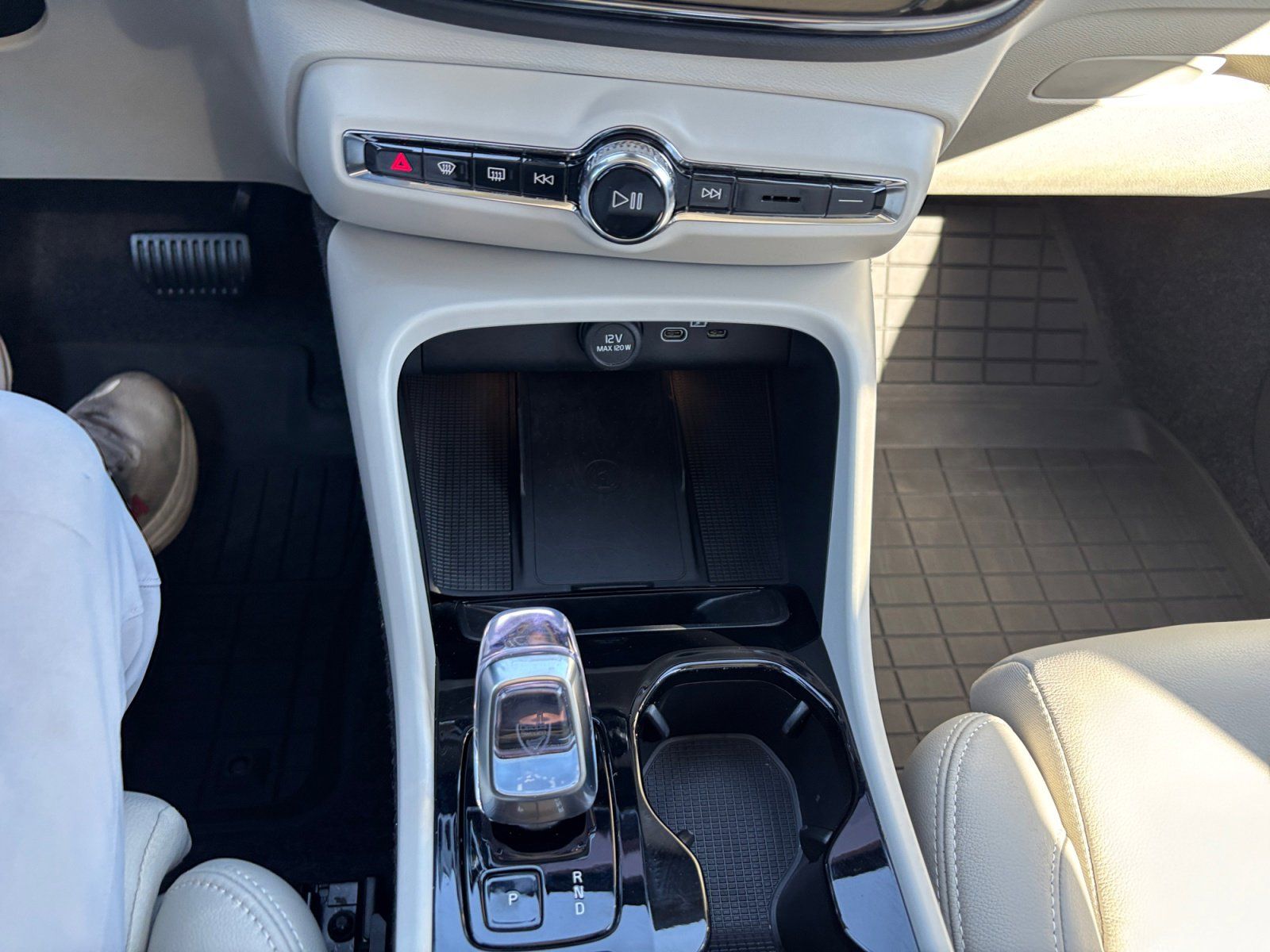2026 Volvo XC40 Plus - Photo 11