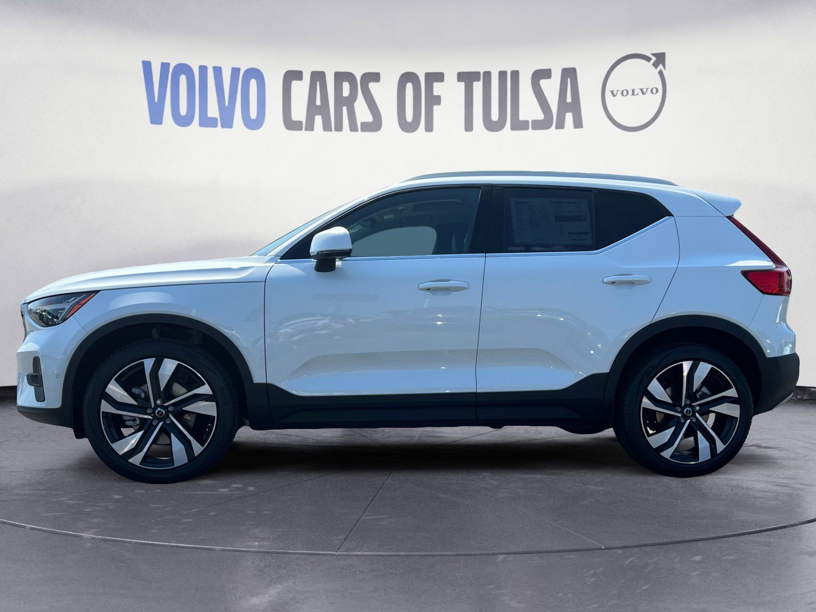 2025 Volvo XC40 Plus photo 2