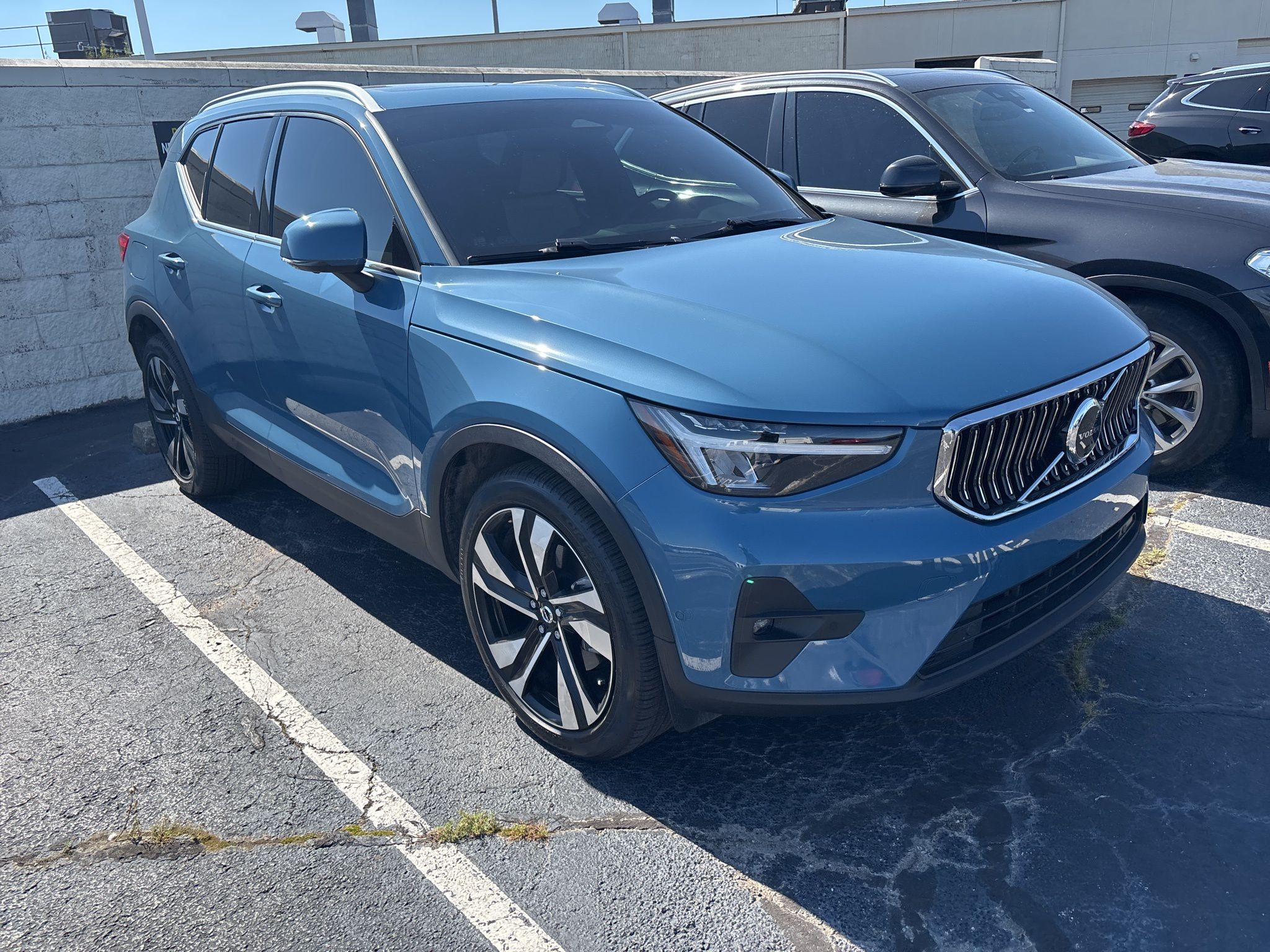 2023 Volvo XC40 Ultimate photo 3