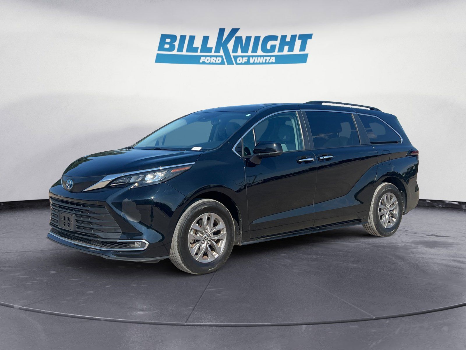 2024 Toyota Sienna XLE's photo