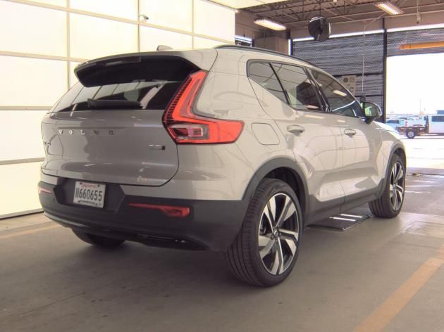 2025 Volvo XC40 Plus photo 2