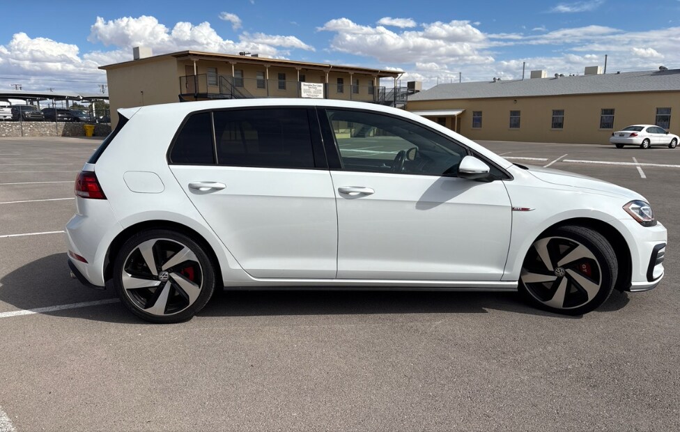 2018 Volkswagen Golf GTI SE photo 2