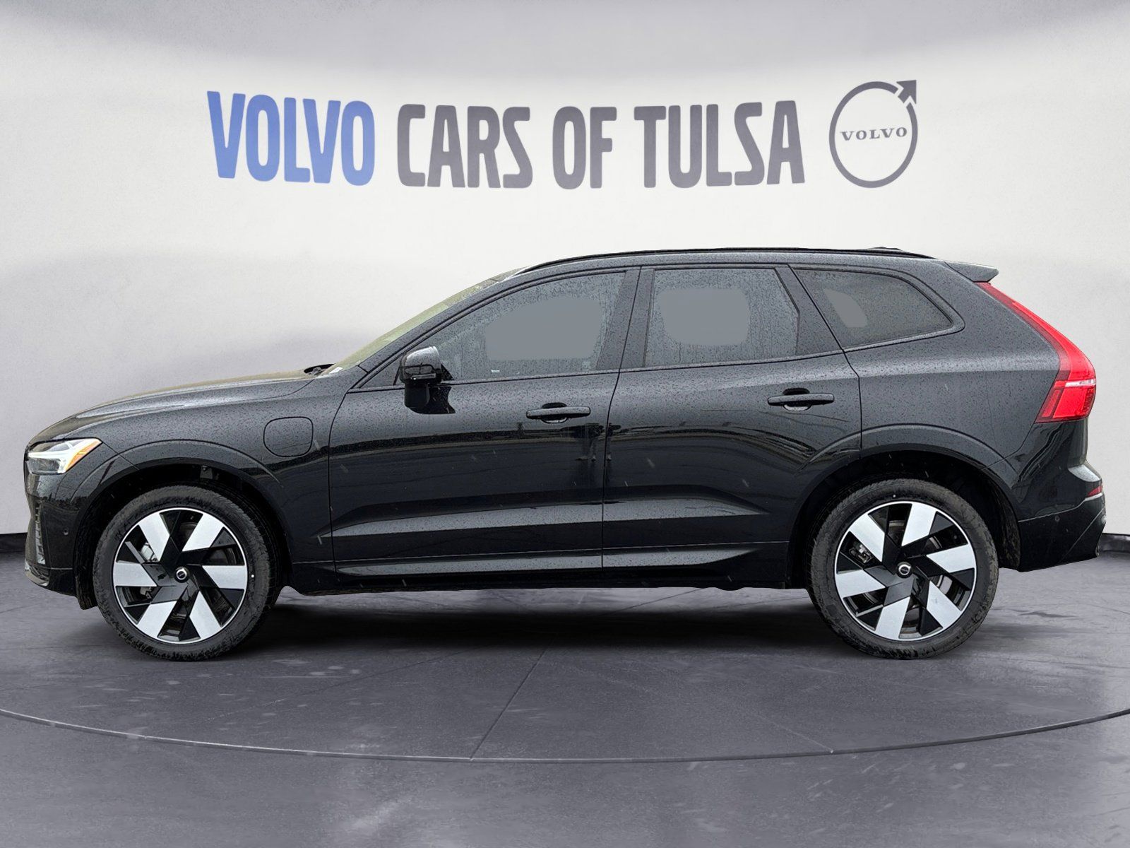 2025 Volvo XC60 Hybrid T8 Plus photo 2