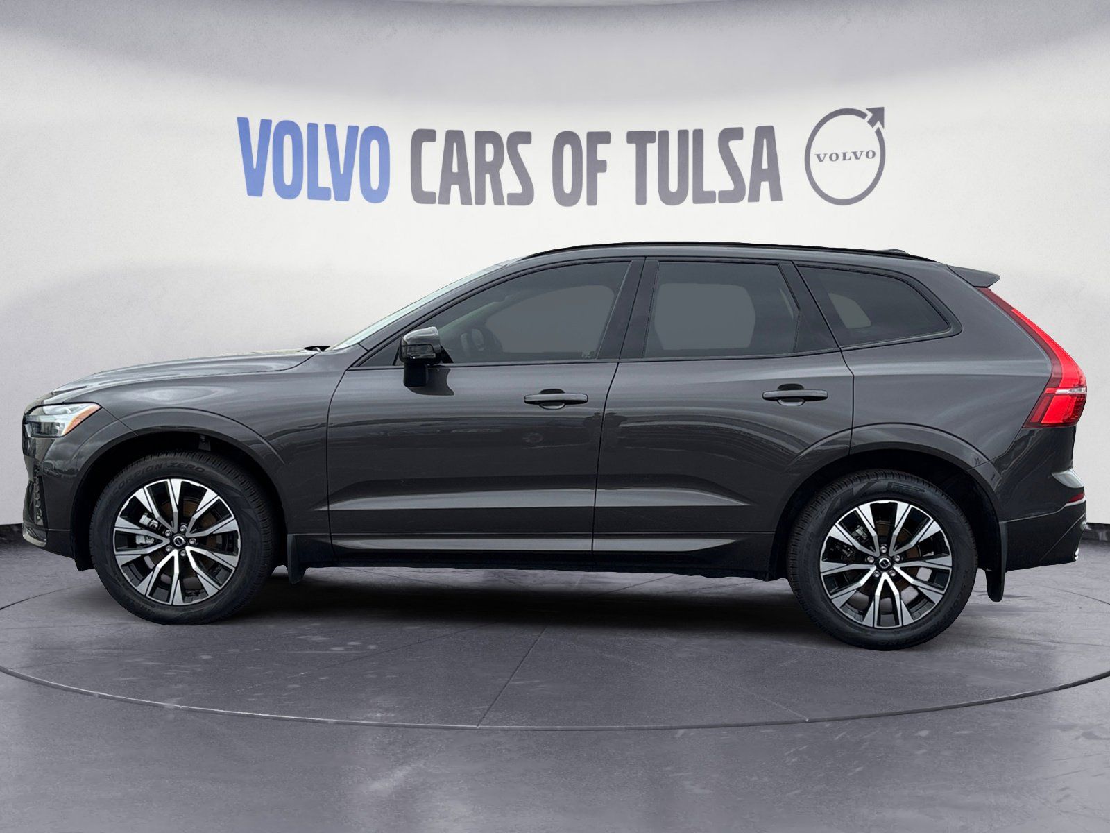2025 Volvo XC60 B5 Core photo 2