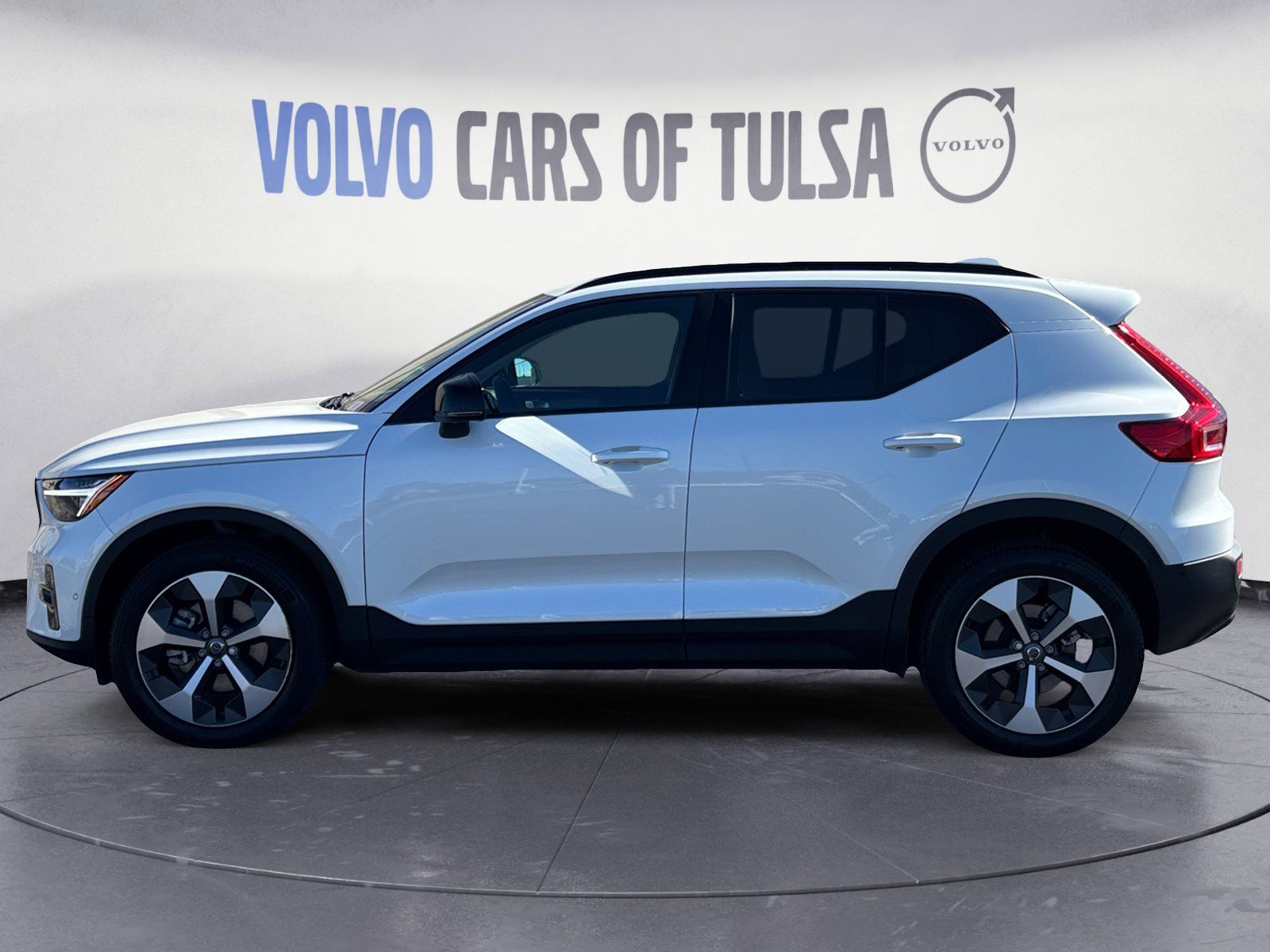 2026 Volvo XC40 Plus - Photo 2