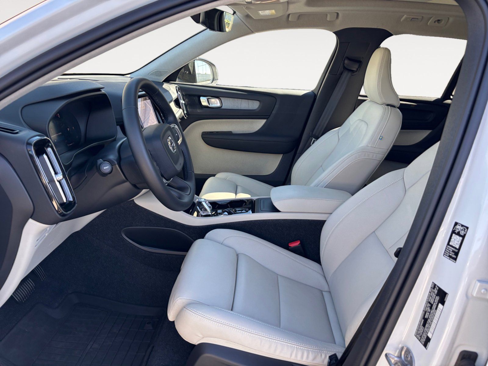 2026 Volvo XC40 Plus - Photo 9
