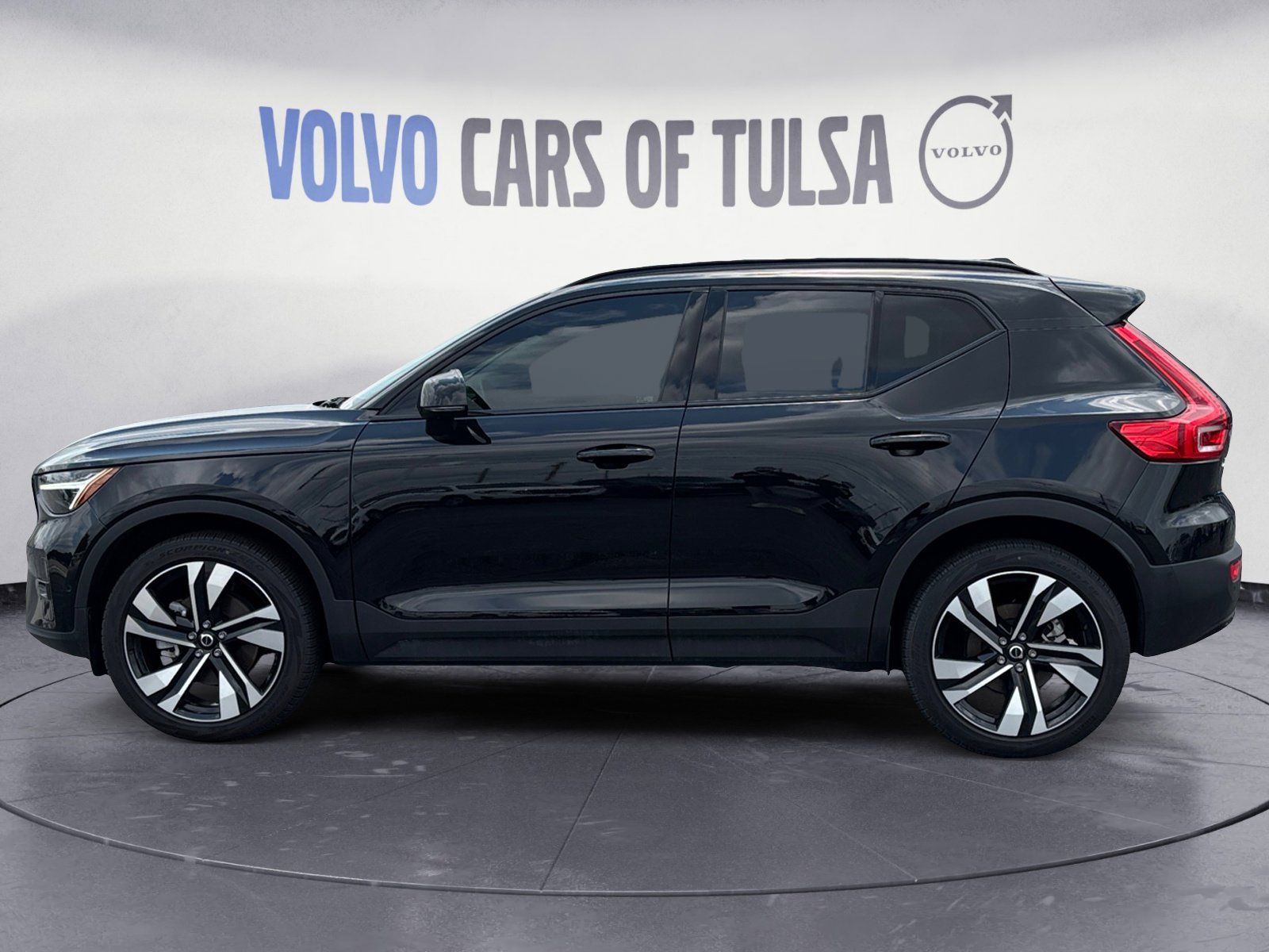 2025 Volvo XC40 Plus photo 2