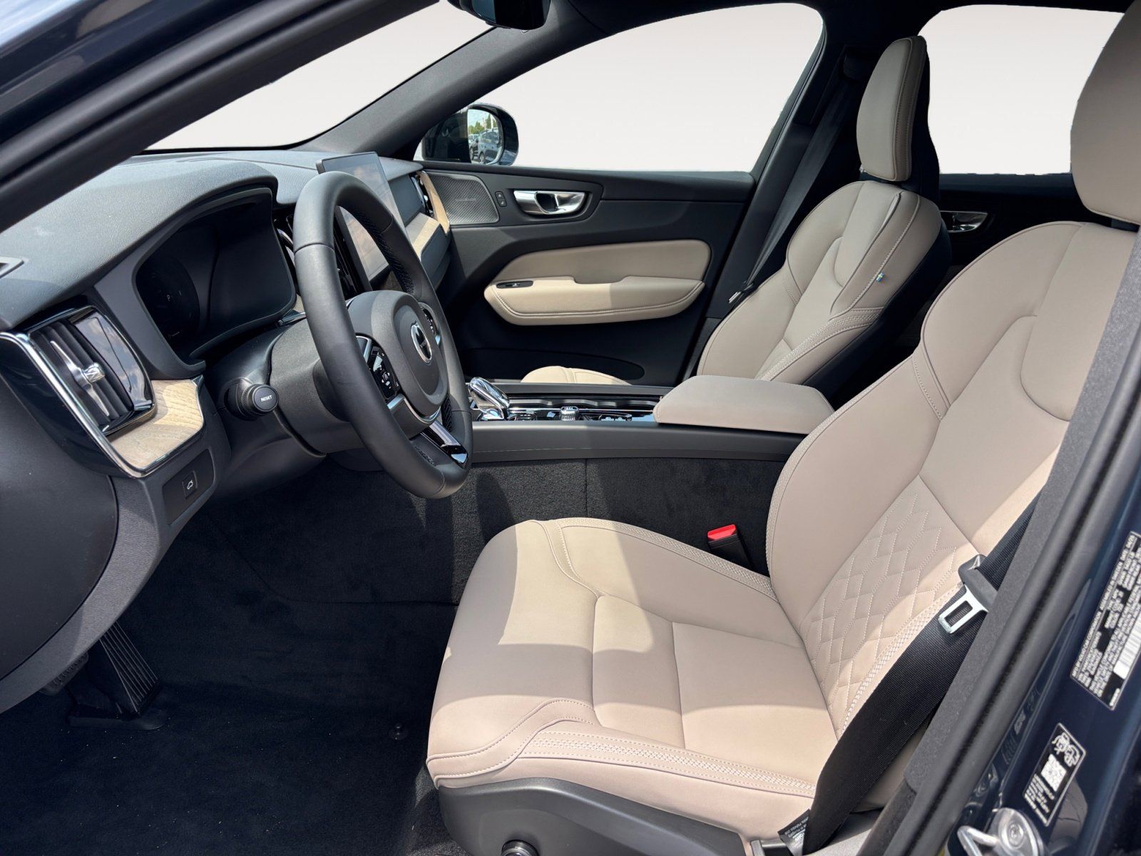 2026 Volvo XC60 Plus - Photo 9