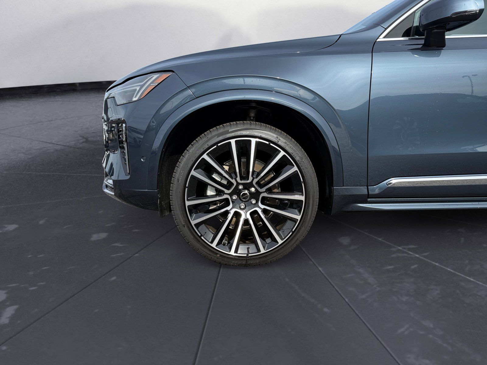 2026 Volvo XC90 Plus - Photo 14