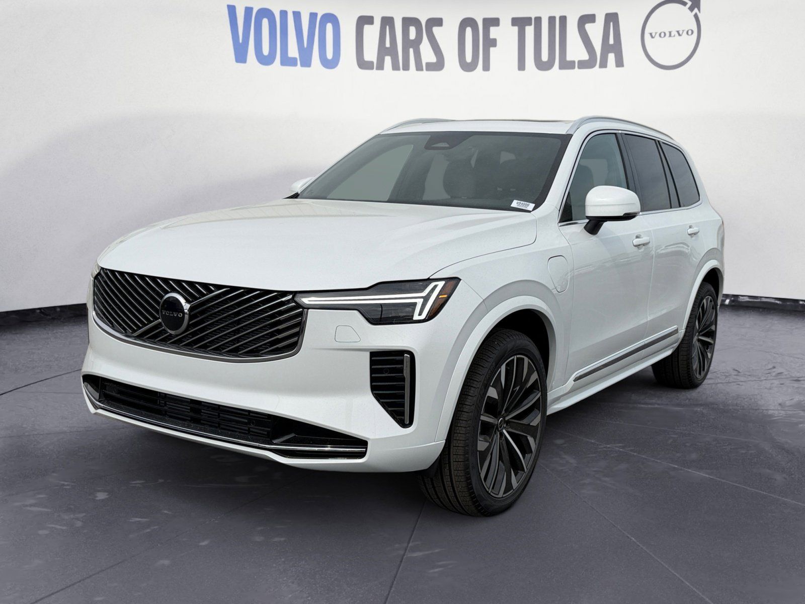 2026 Volvo XC90 T8 Recharge Core Bright 4WD's photo