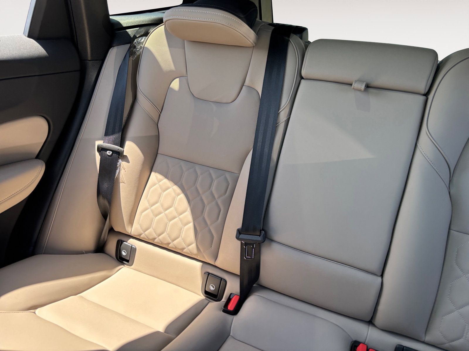 2026 Volvo XC60 Plus - Photo 13