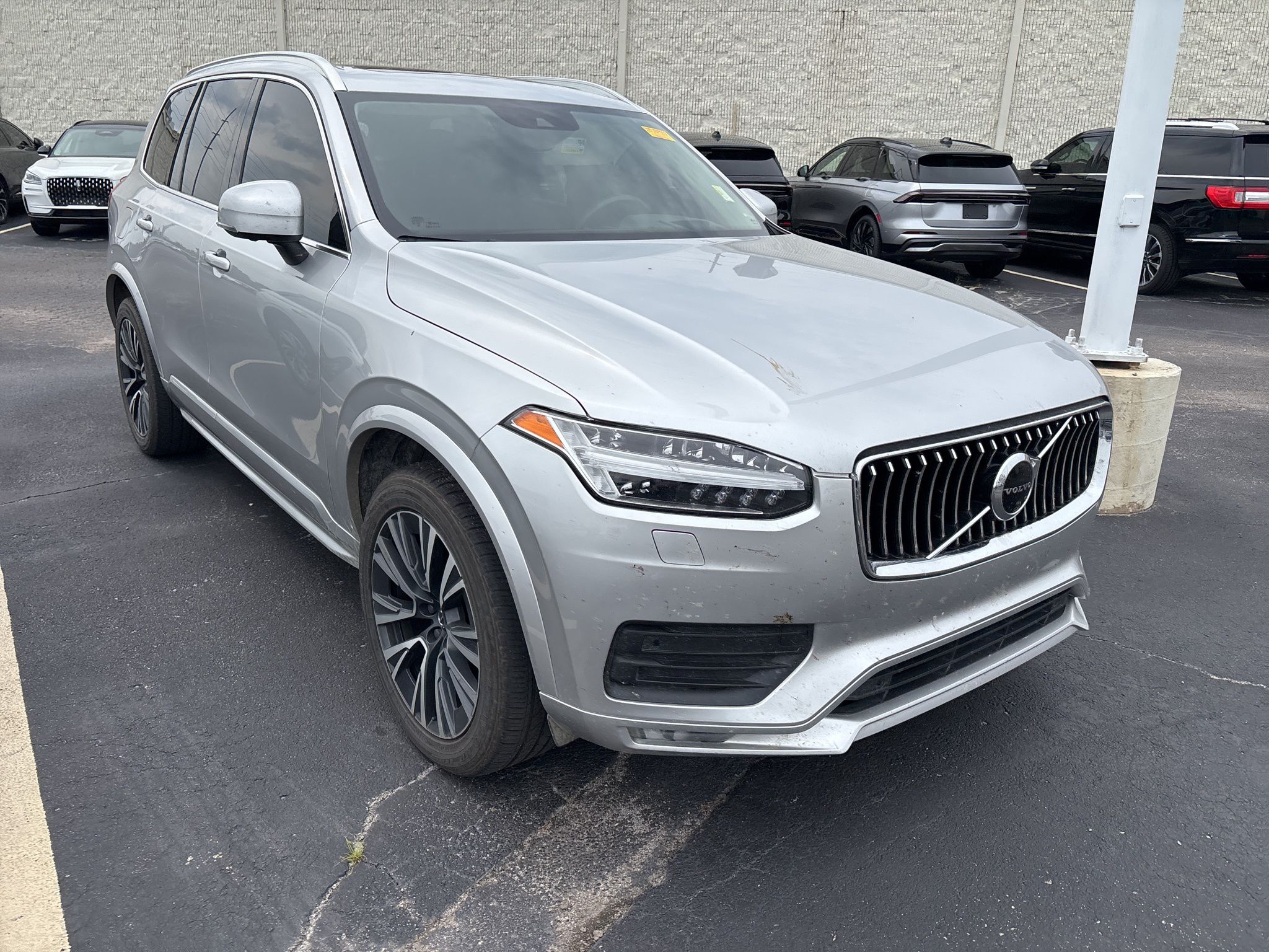 2022 Volvo XC90 T5 Momentum photo 3