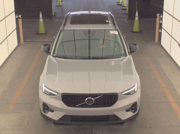 2025 Volvo XC40 Plus photo 3