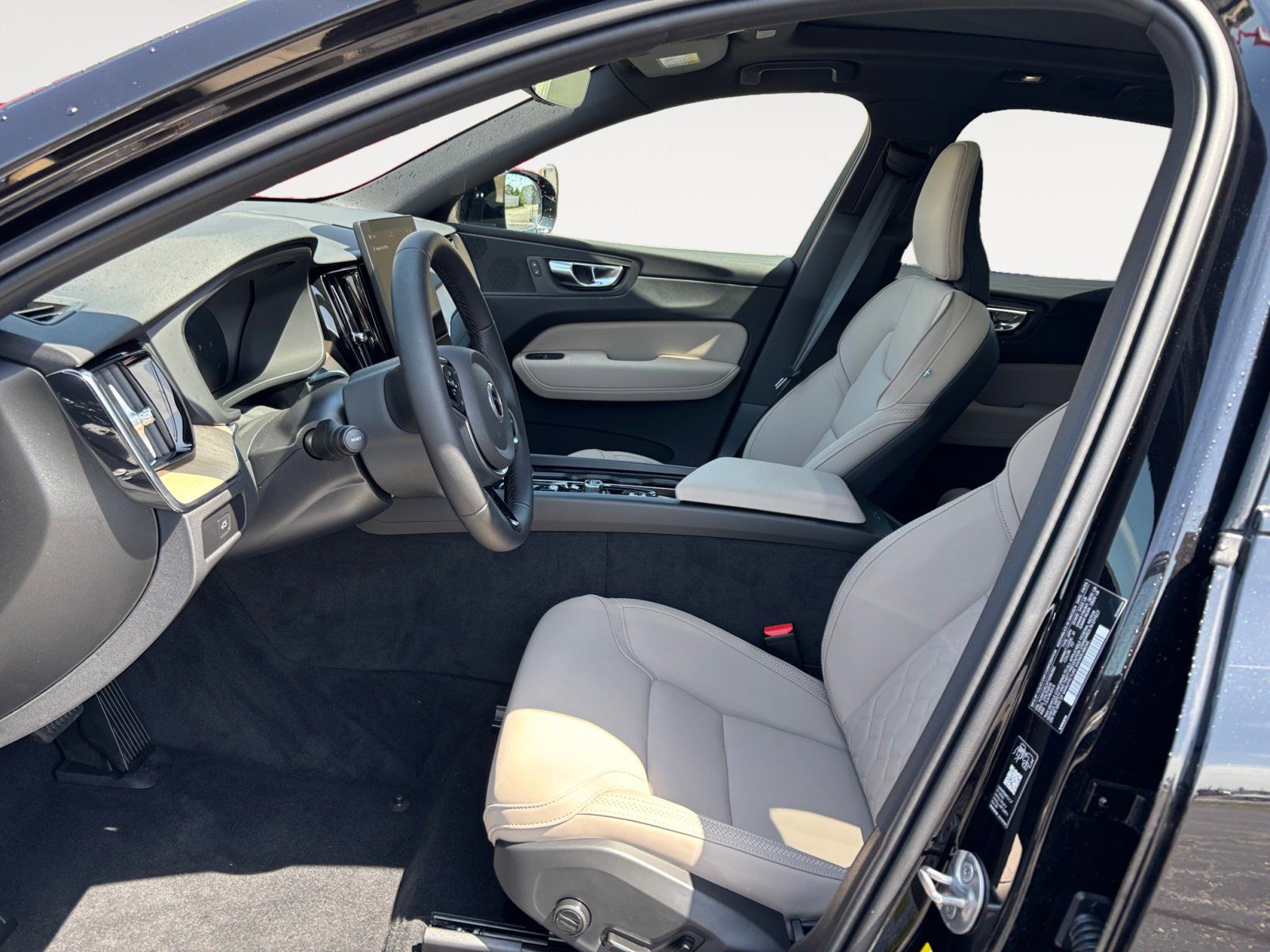 2026 Volvo XC60 Plus - Photo 9