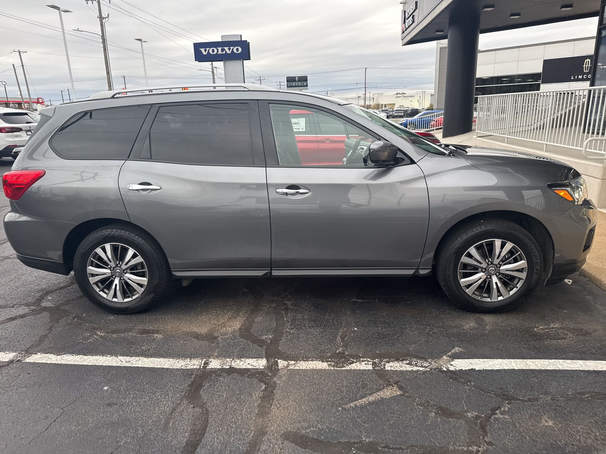 2019 Nissan Pathfinder SL photo 4