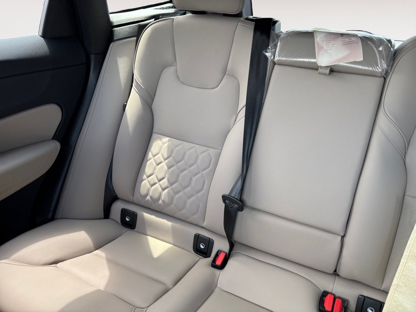 2026 Volvo XC60 Plus - Photo 13