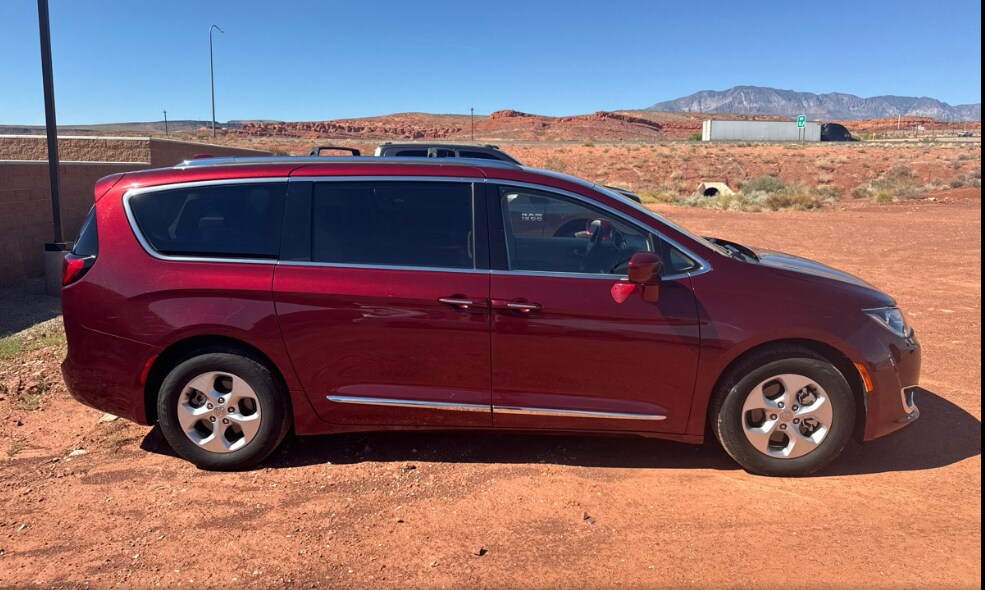 2017 Chrysler Pacifica Touring Plus photo 3