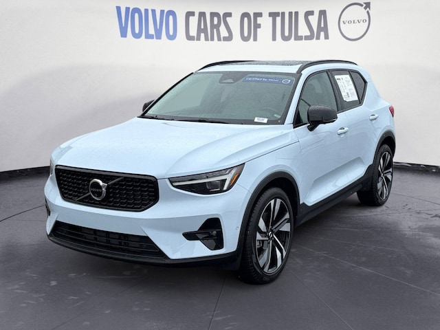 2025 Volvo XC40 B5 Plus Dark Theme SUV