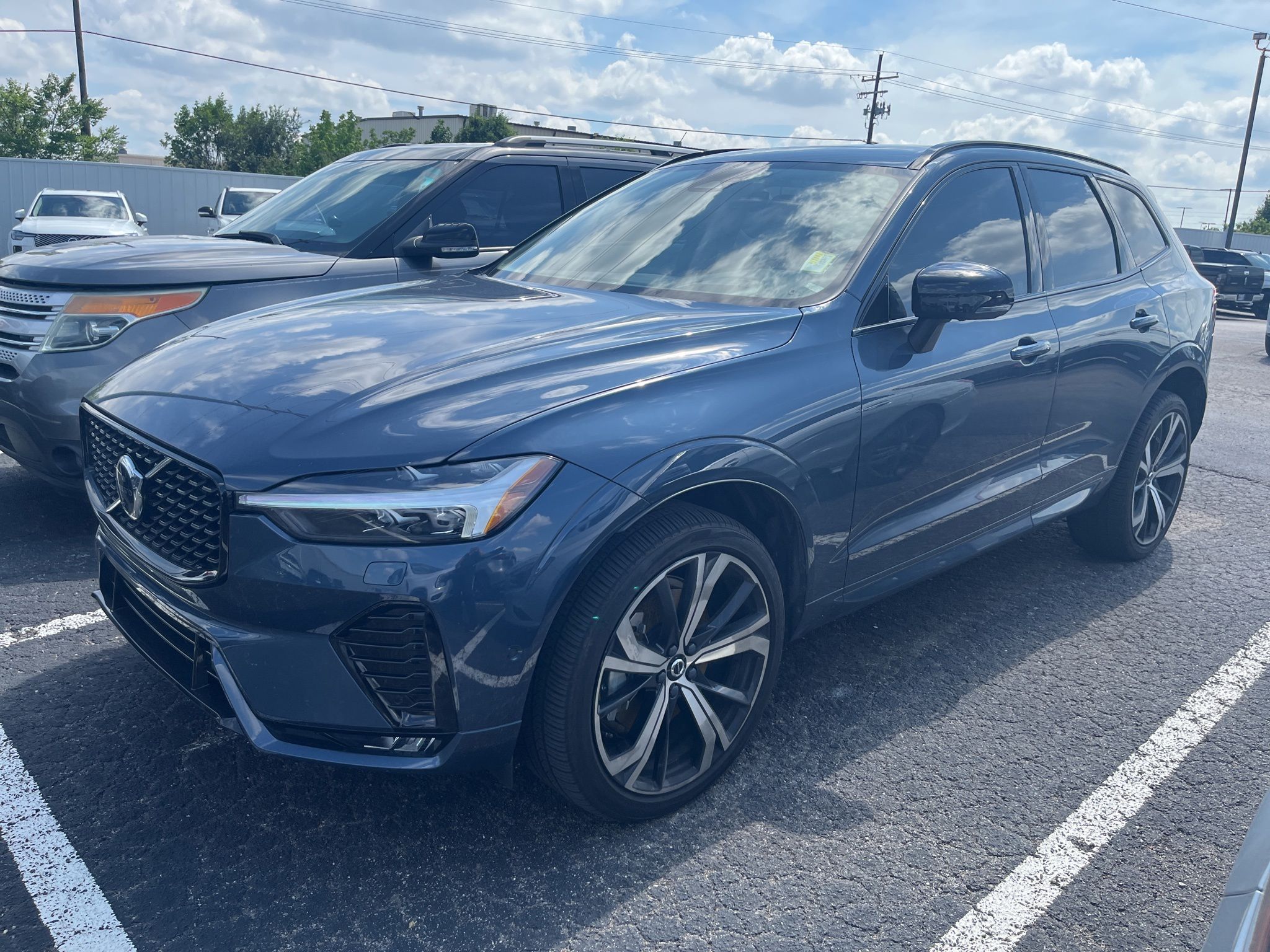 2025 Volvo XC60 B5 Ultra Dark AWD's photo
