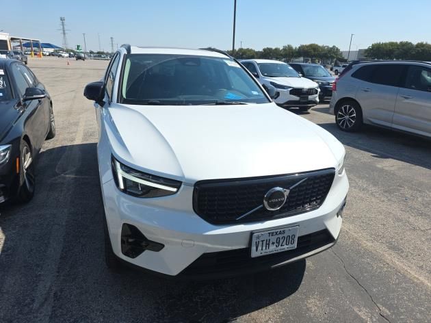 2025 Volvo XC40 Plus photo 3