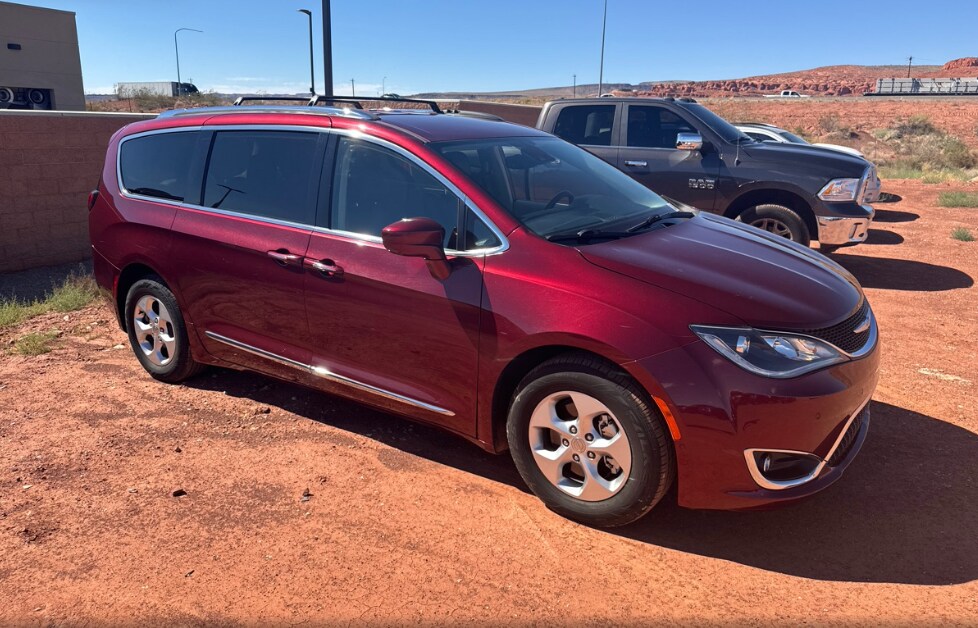 2017 Chrysler Pacifica Touring Plus photo 2