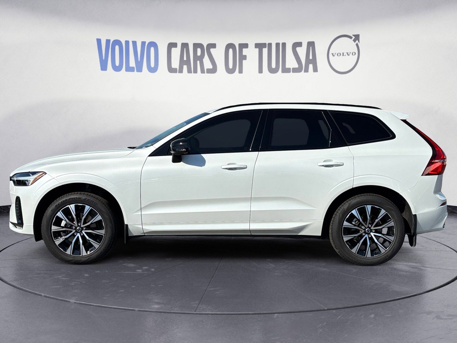 2025 Volvo XC60 B5 Core photo 2