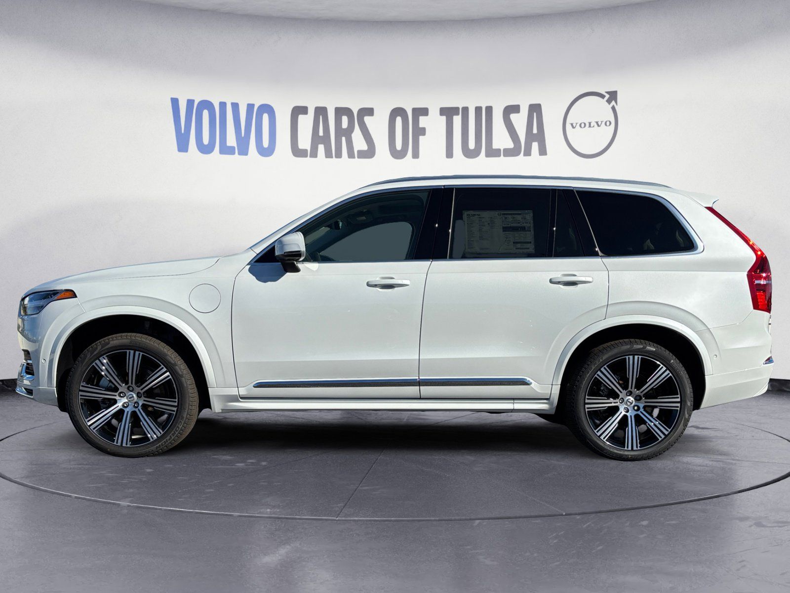 2025 Volvo XC90 T8 AWD Plus photo 2