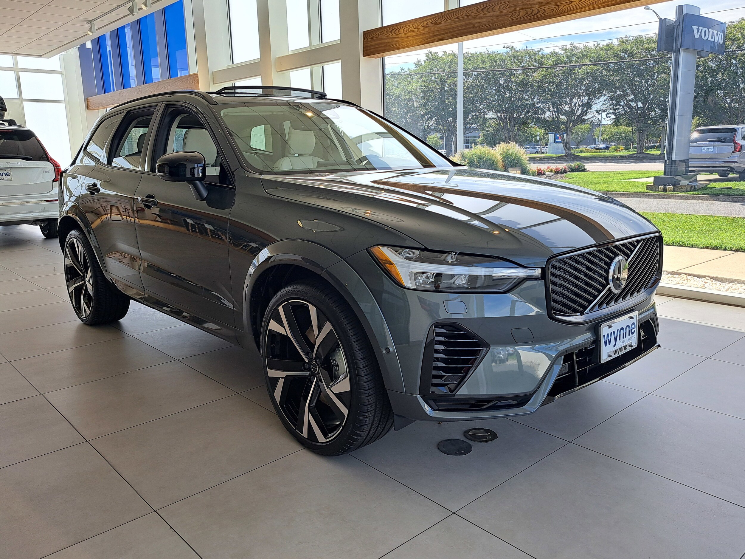 2026 Volvo XC60 Hybrid T8 photo 2