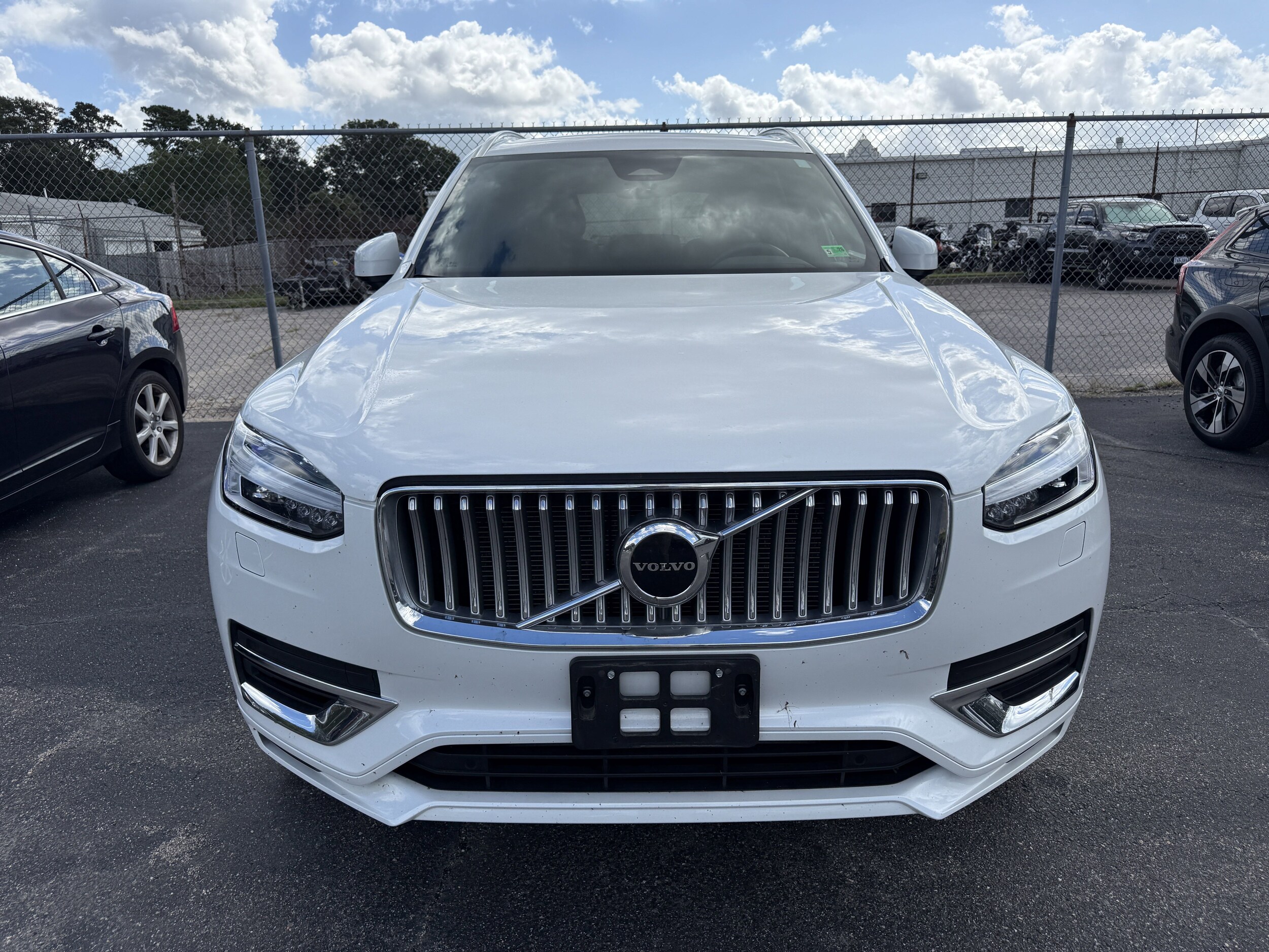 2023 Volvo XC90 Recharge T8 Core photo 2