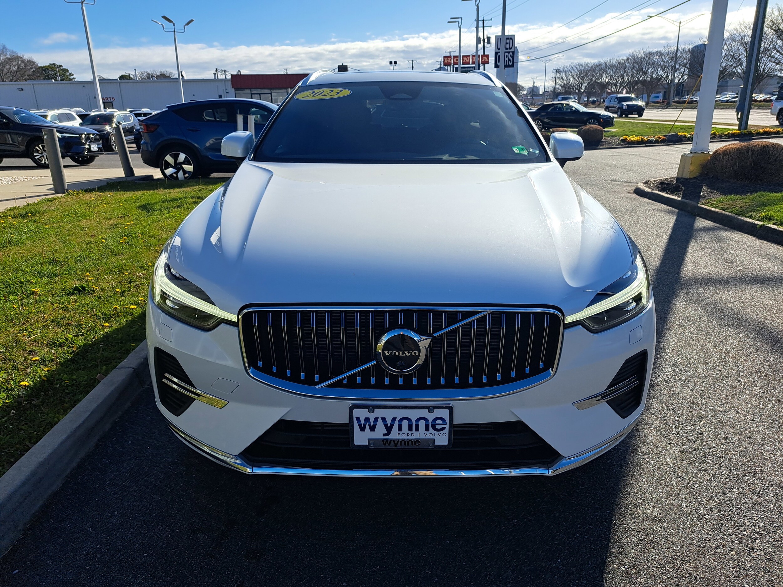 2023 Volvo XC60 Recharge Hybrid T8 eAWD Plus photo 2