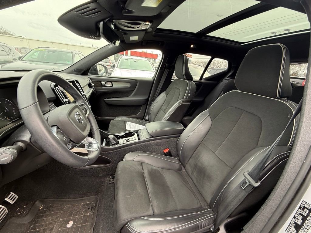 Used 2022 Volvo XC40 R-Design T5 AWD R-Design