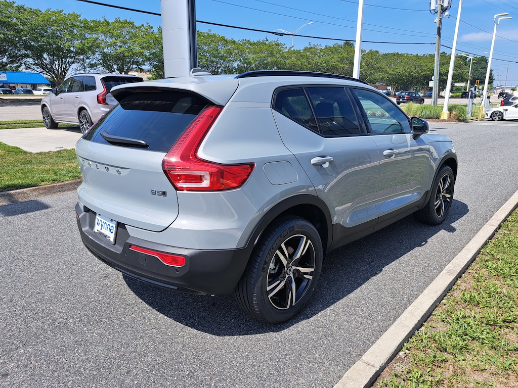 New 2026 Volvo XC40 B5 Core SUV