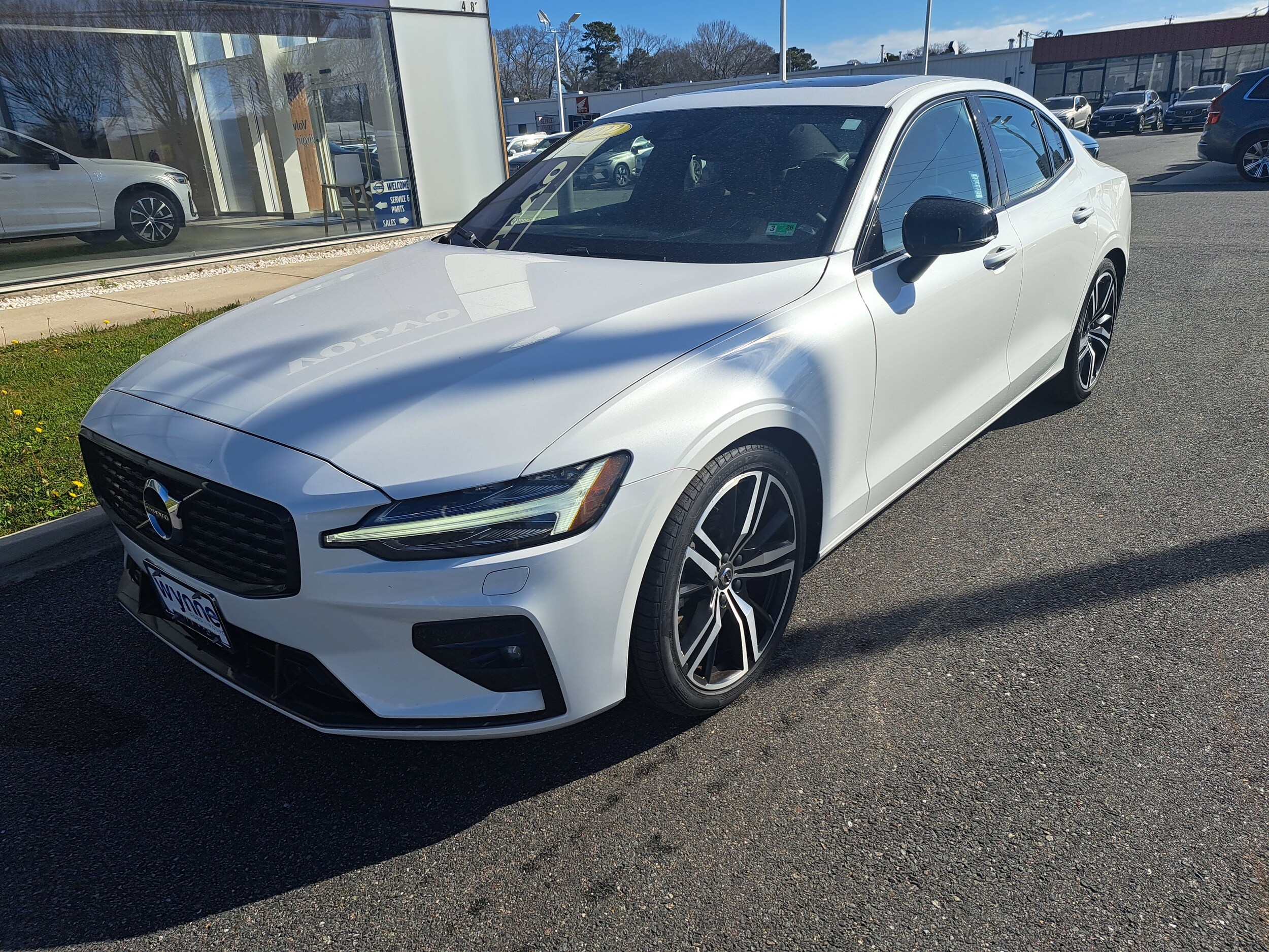 2022 Volvo S60 B5 AWD R-Design photo 2