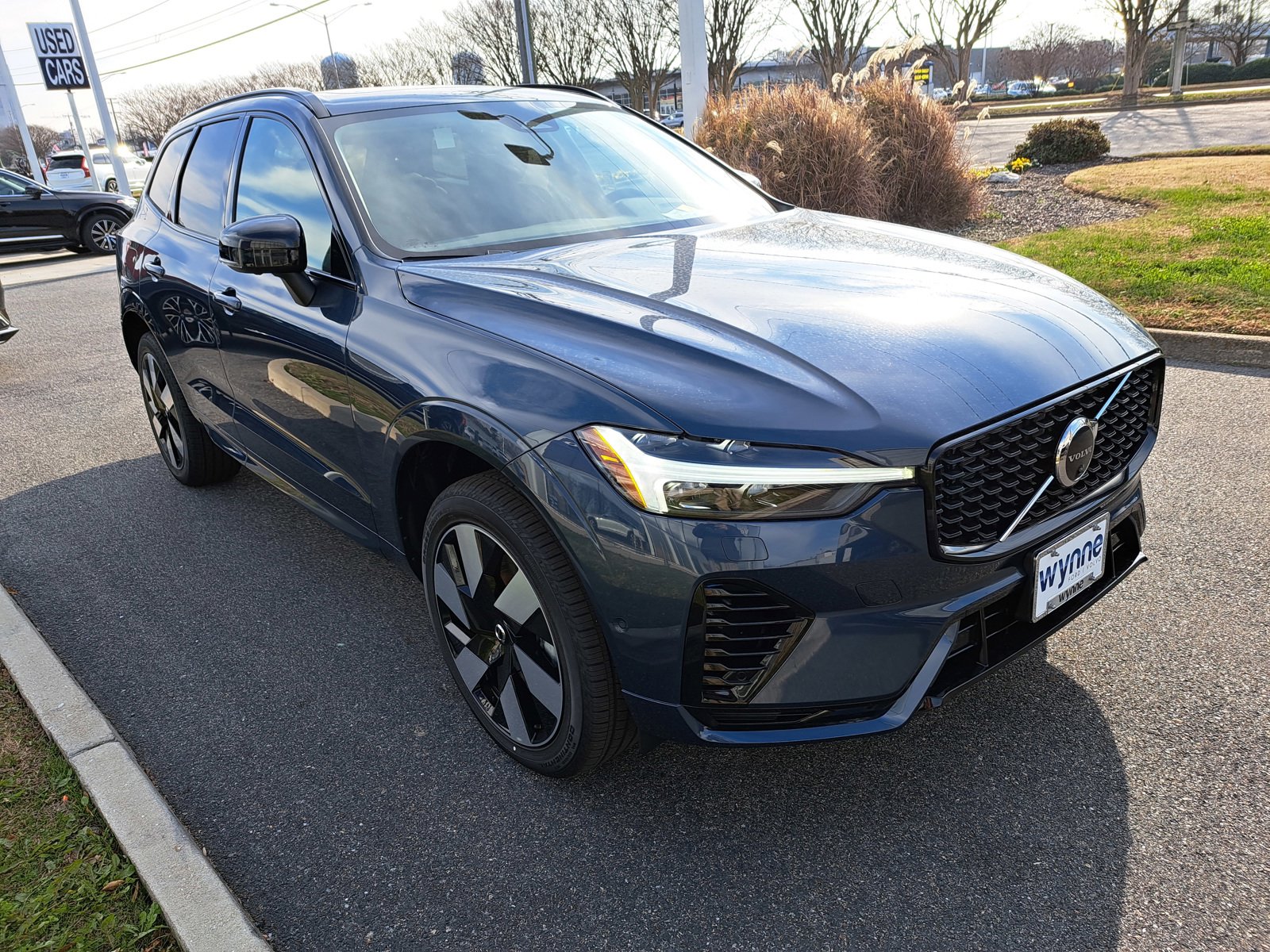 2025 Volvo XC60 T8 Plus photo 2
