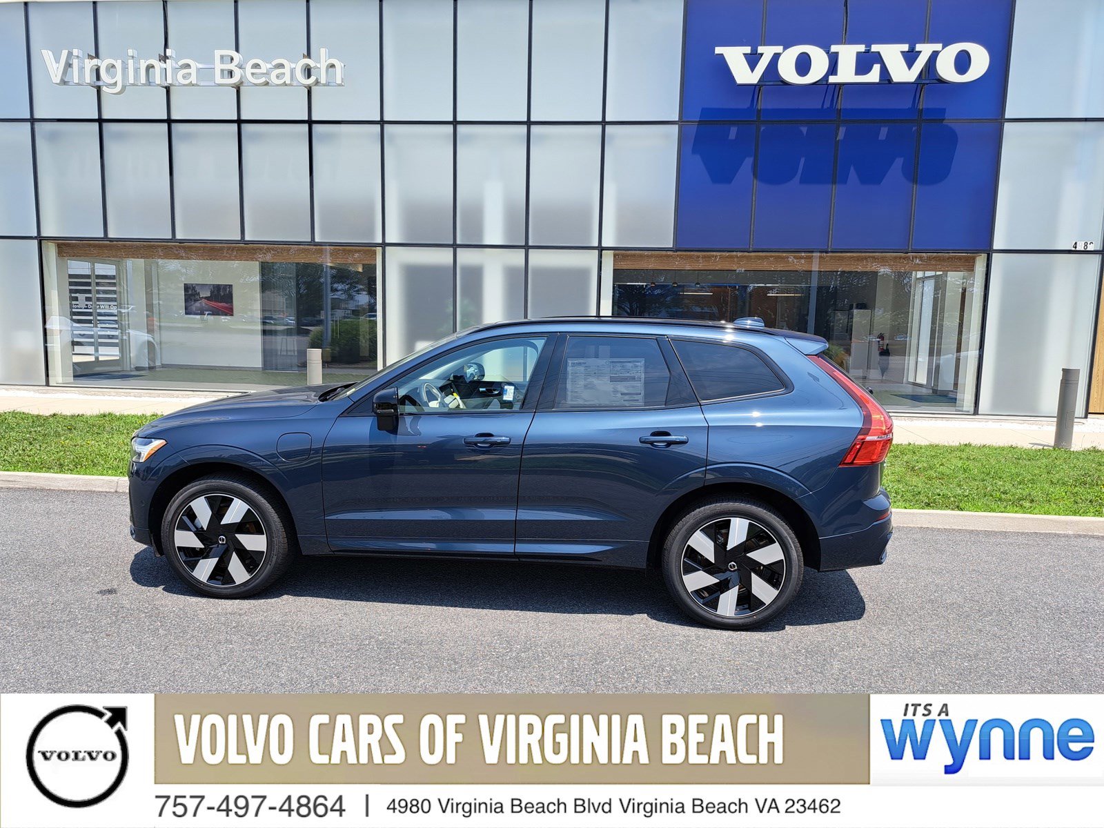 2025 Volvo XC60 Plus's photo