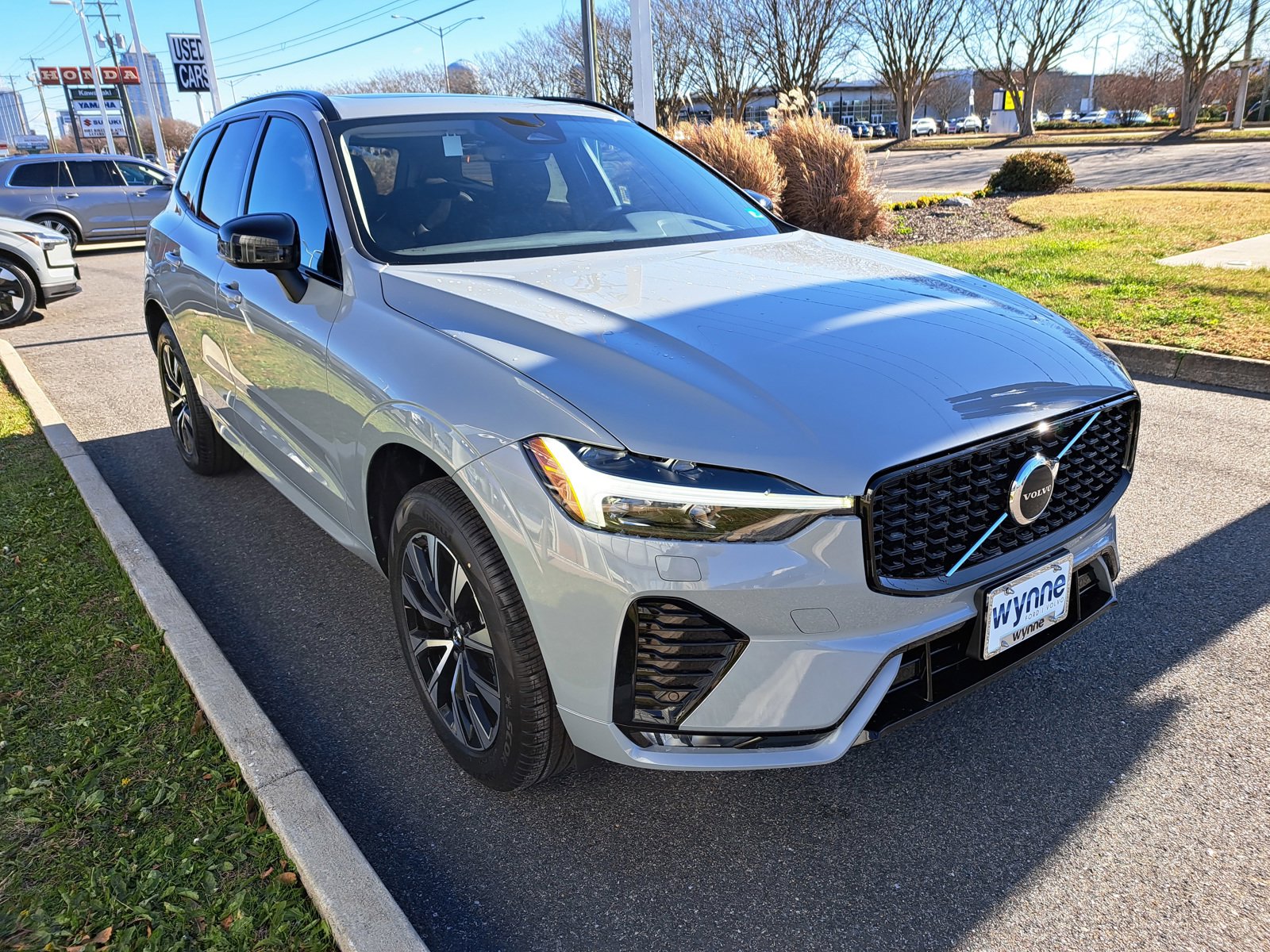 2025 Volvo XC60 B5 Core photo 2