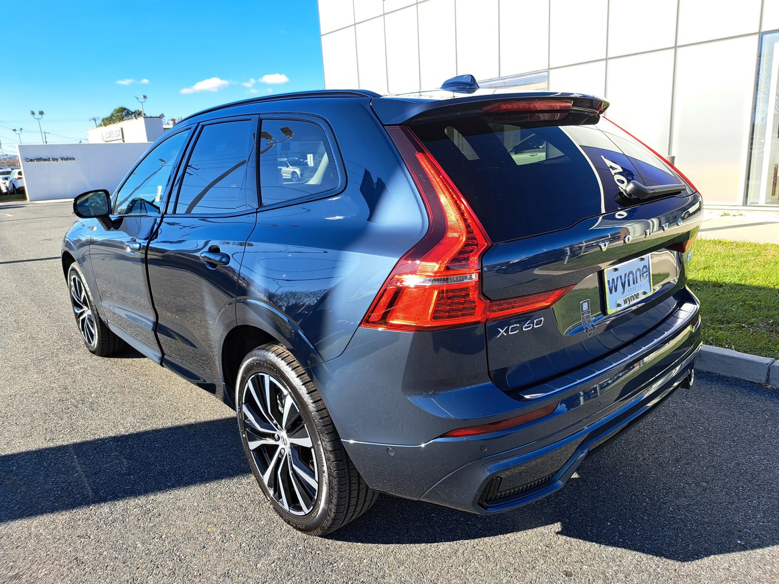 2025 Volvo XC60 B5 Plus photo 4