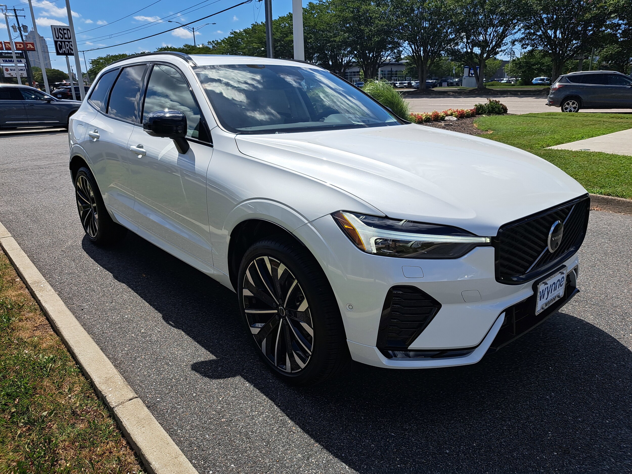 2026 Volvo XC60 B5 photo 2