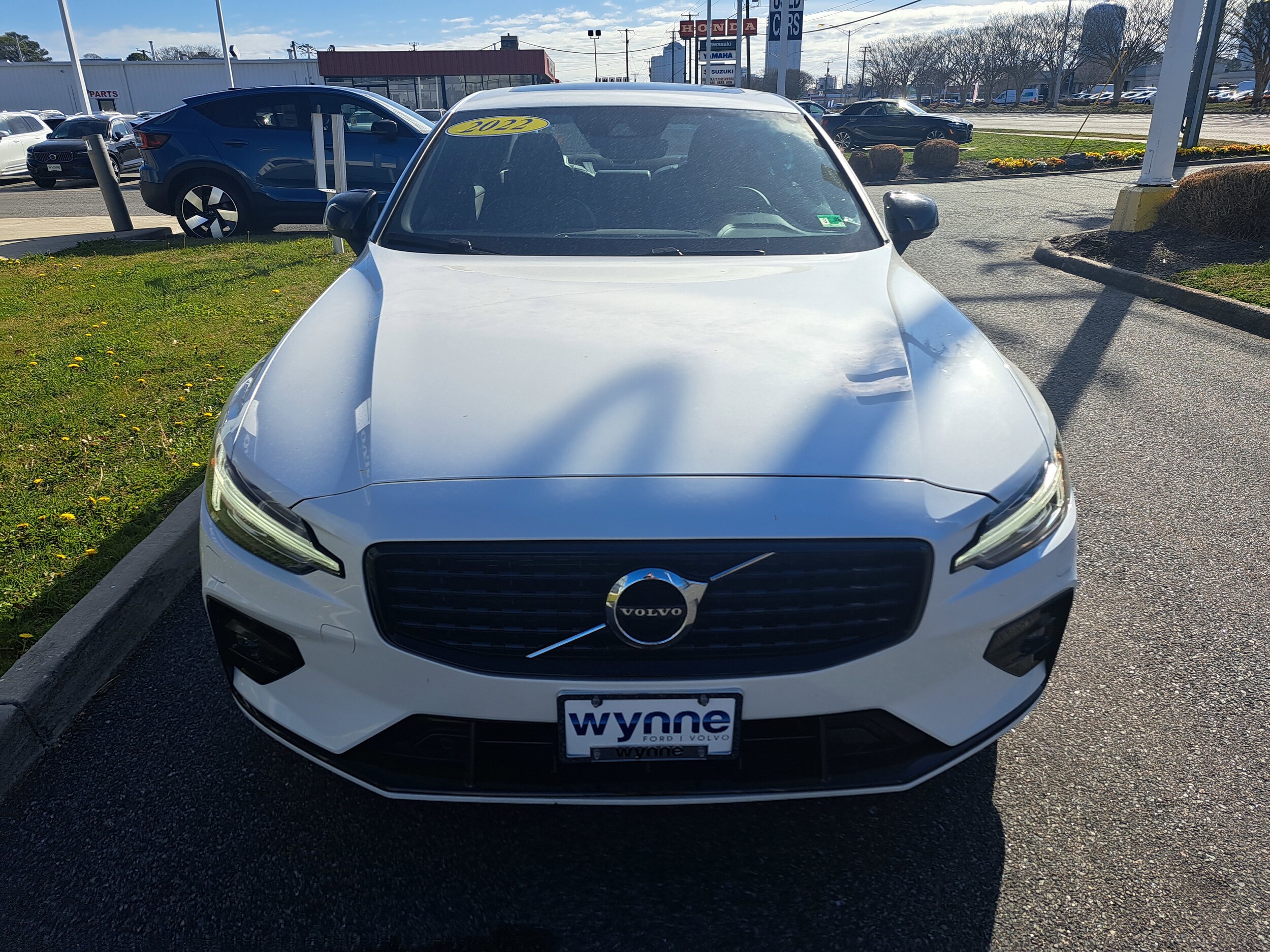 2022 Volvo S60 B5 AWD R-Design photo 3