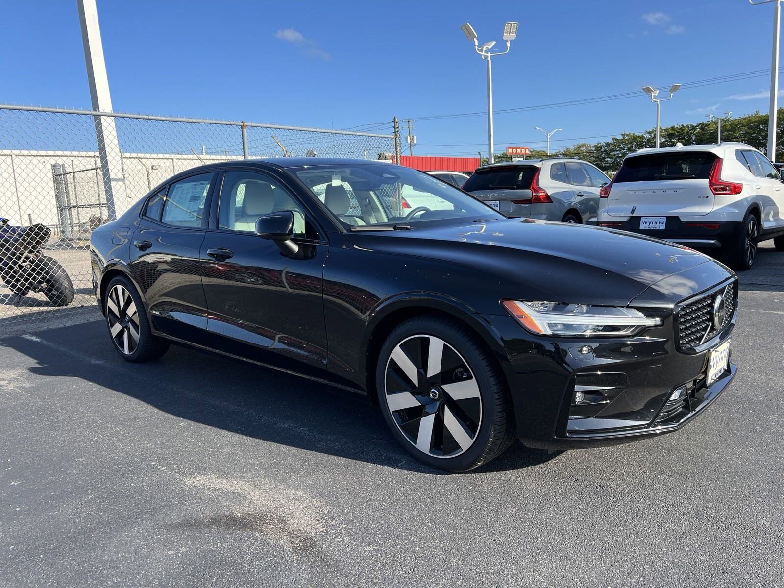 2024 Volvo S60 B5 Plus photo 3