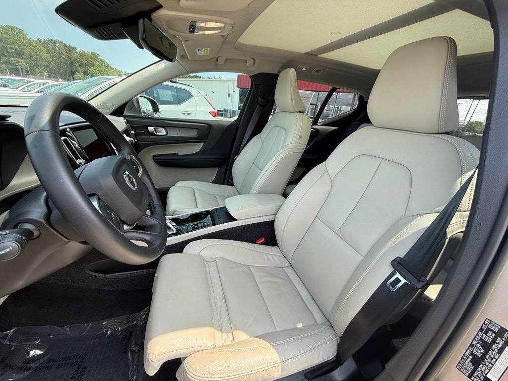 Certified 2023 Volvo XC40 Plus Bright Theme B5 AWD Plus Bright Theme