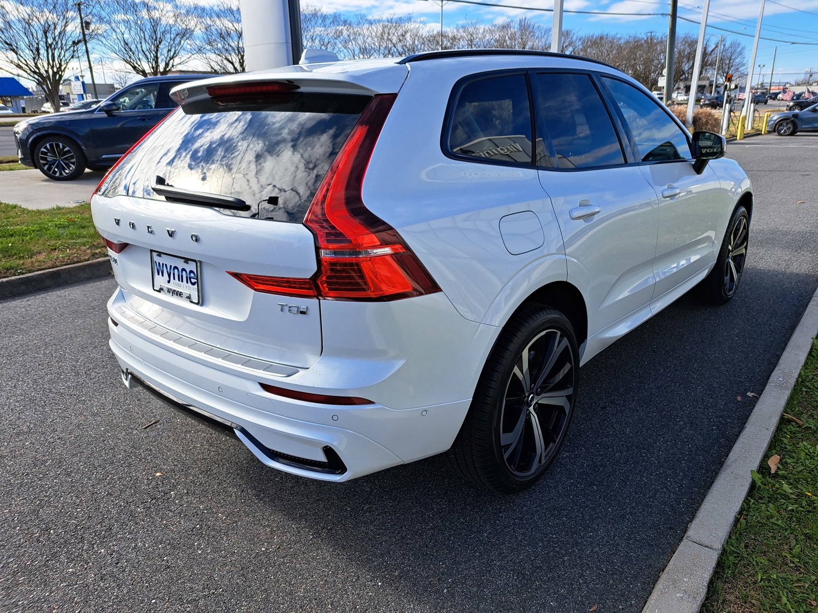 2025 Volvo XC60 T8 photo 3