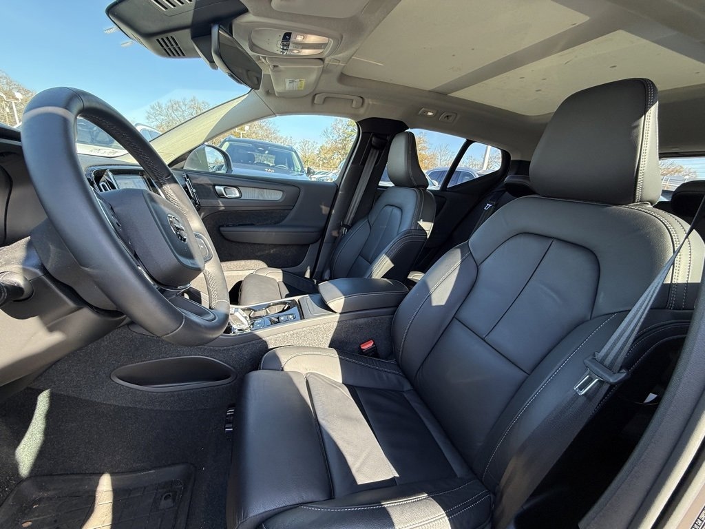 Used 2023 Volvo XC40 Plus Bright Theme B5 AWD Plus Bright Theme